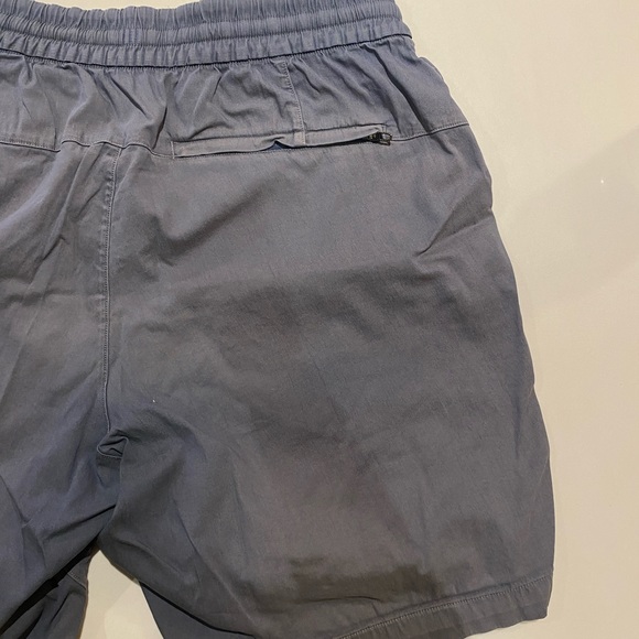 Lululemon men’s bowline shorts 8” - Picture 2 of 4